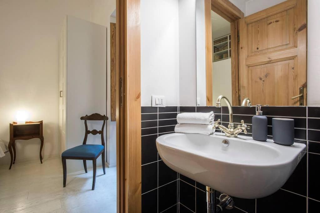 Treasurerome Opera Apartment
