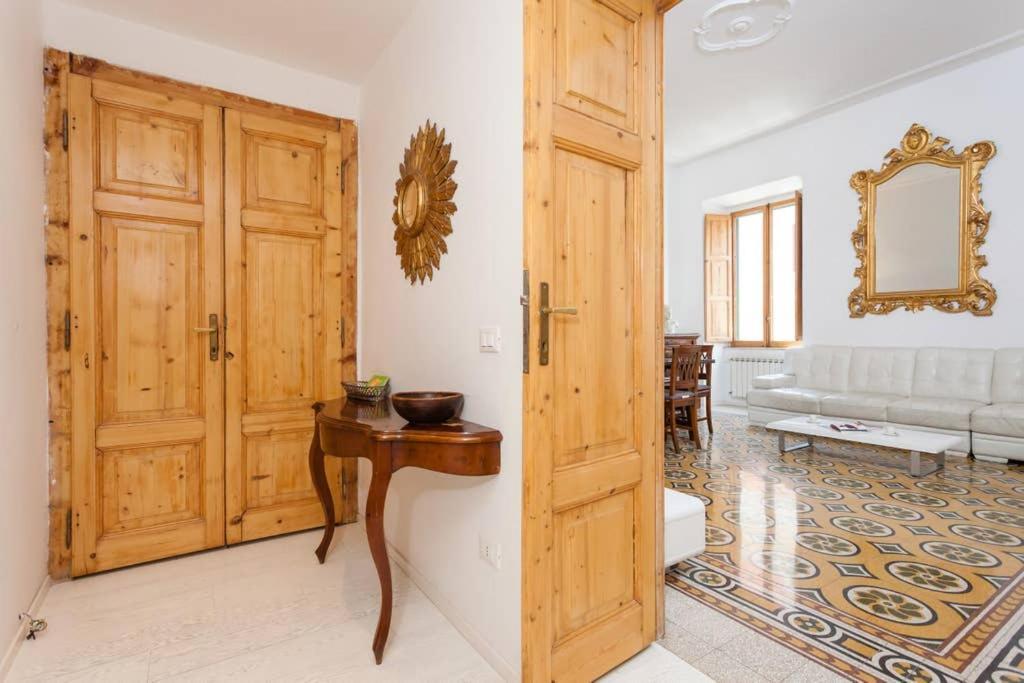 Treasurerome Opera Apartment *